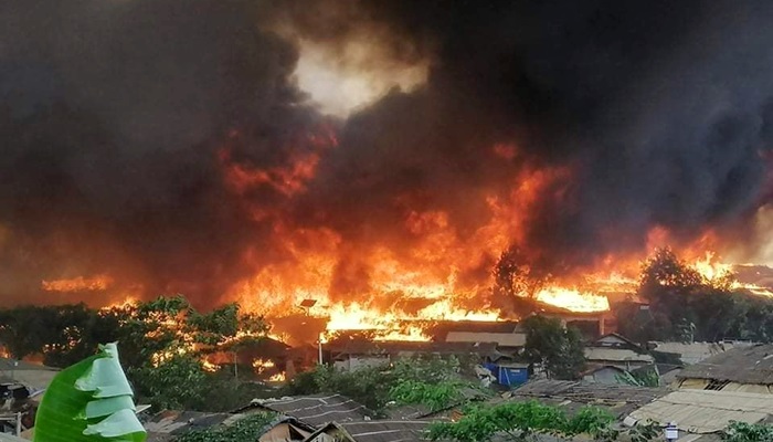 ভয়াবহ আগুনে জ্বলছে রোহিঙ্গা ক্যাম্প